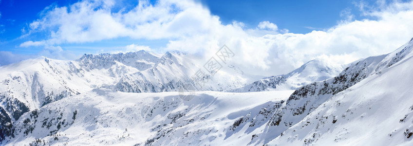 覆盖着雪和美丽的山地景图片