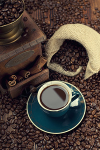 咖啡咖啡豆和老研磨机图片