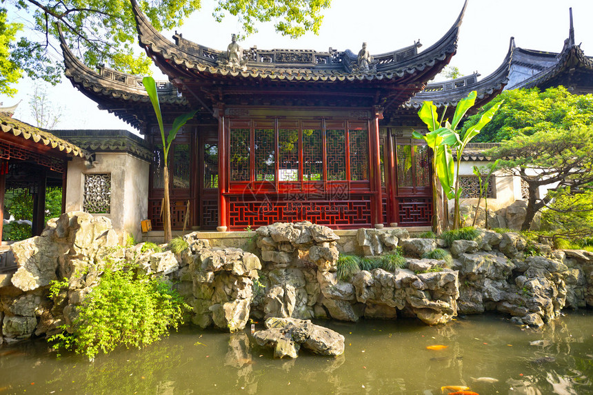 上海豫园的池塘和亭子图片