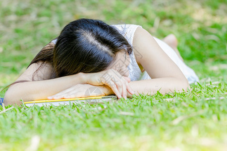 睡在草坪上的女人图片