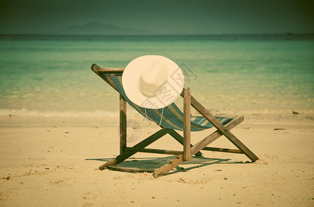 沙滩度假背景海滩椅子上有白色仇图片