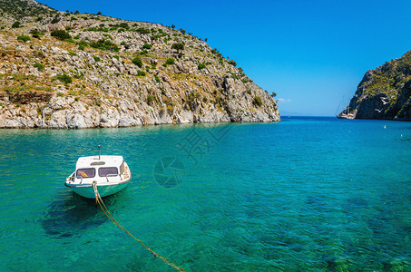 在希腊海滨停泊有清凉水的小型白色图片
