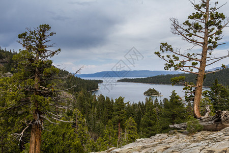 Tahoe湖的翡翠湾春高清图片