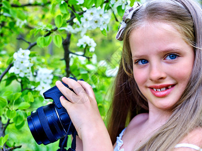 女孩拍照开花的樱桃图片