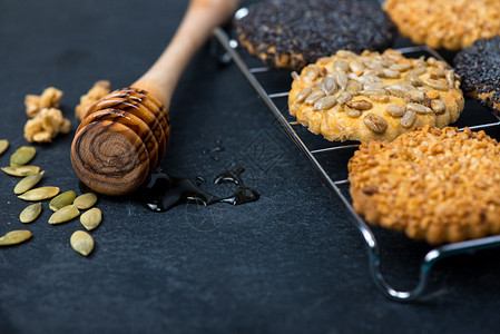 自制健康饼干种子和蜂蜜图片