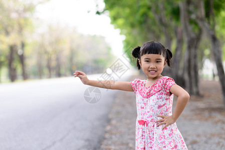 孩子在路边挥手致意图片