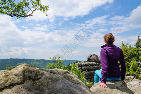 背着包看意大利多洛米蒂山风景的游客图片