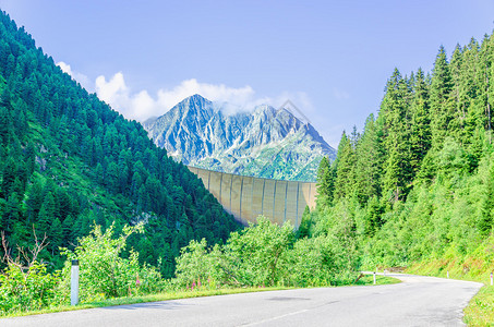 阿尔卑斯山高峰背景的大坝奥图片