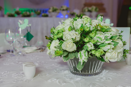 婚桌装饰婚礼布置餐桌上的鲜图片