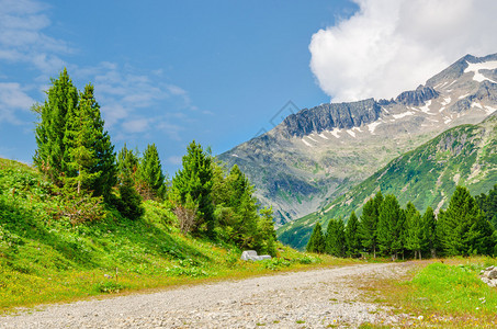 高山风景绿色斜坡和高山峰奥地图片