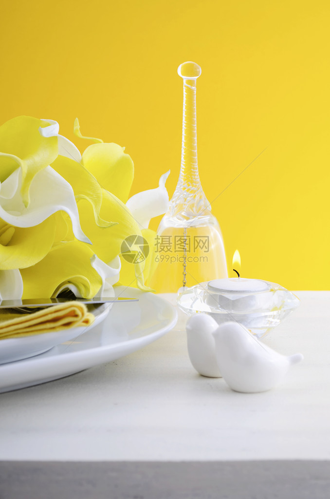 黄色和白色主题的婚礼桌位图片