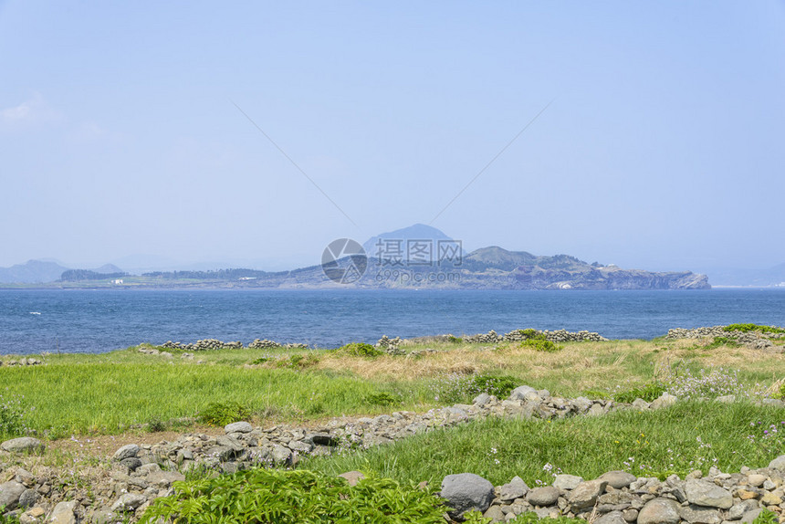 韩国济州岛Gapado岛绿色大麦田景色的Sanbangsan和Songaks图片