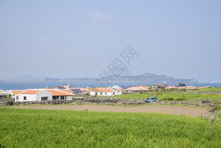 山房韩国济州岛卡帕多岛的Gapado村与Songaksan和Sanbangs背景