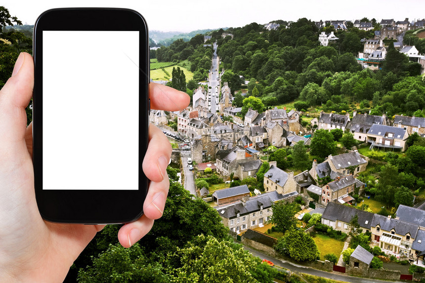 在智能手机上俯瞰法国迪南镇和兰斯河的旅游照片图片