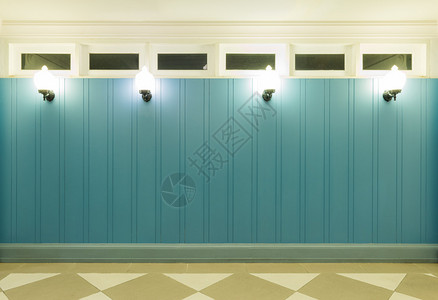 室内装饰蓝色墙和照明图片