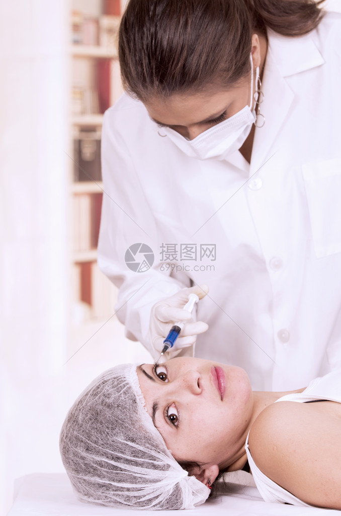 躺着的年轻女孩准备在脸上注射化妆图片