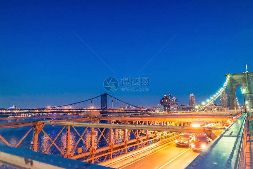 布鲁克林桥和曼哈顿有灯光和图片