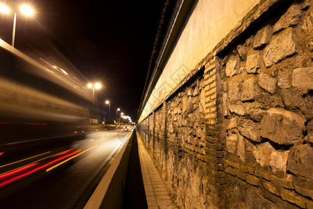 城市街道在晚上墙鹅卵石和道路图片