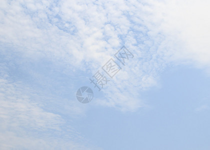 蓝天背景中的白云图片
