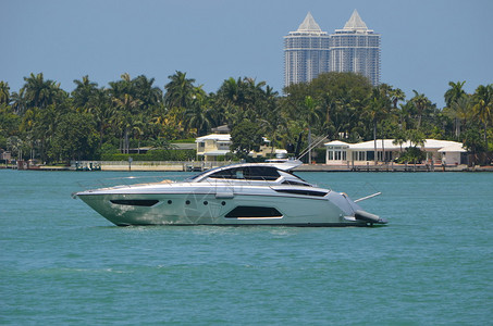 一艘银色豪华机动游艇在日落岛闲逛图片