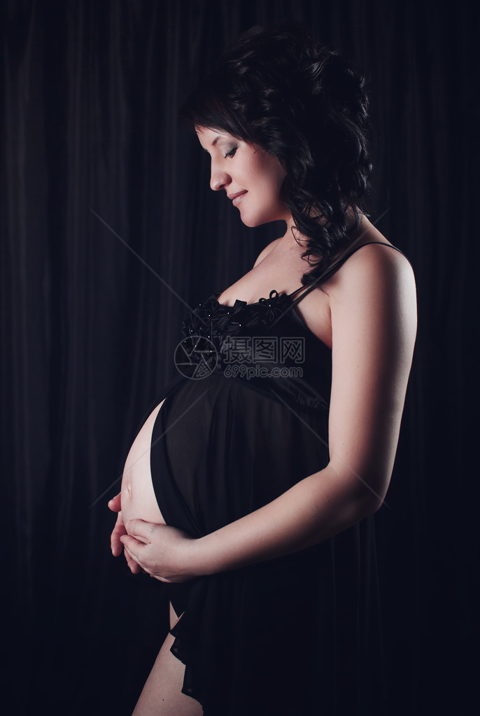 怀孕的美丽孕妇正在图片