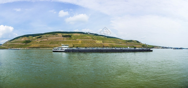 尼德瓦尔德德国宾根的莱茵河上的货轮宾根的莱茵谷是通往阿姆斯特丹的背景