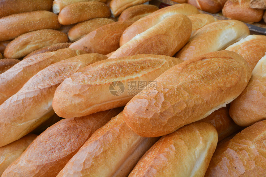 以色列耶路撒冷市场一家面包店的新鲜面包卷图片