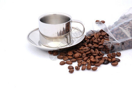 免费的一包新鲜咖啡豆和棕卡布奇诺杯图片
