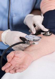 在专业血压检查期间医生用听图片
