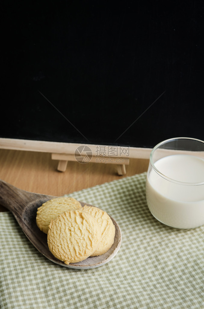 木板中的Cokkies和杯牛图片