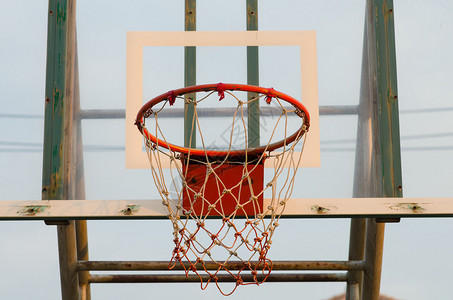 关闭一个篮球框在日落下图片