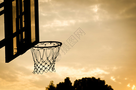 一个篮球框的剪影在日落下图片