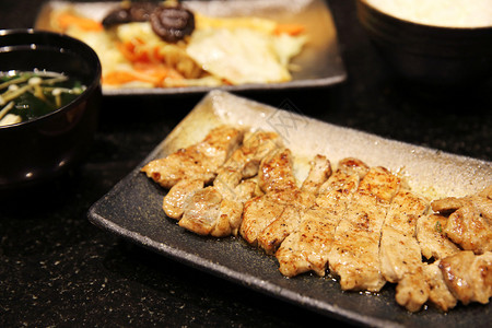 牛肉配蔬菜铁板烧日本料理图片