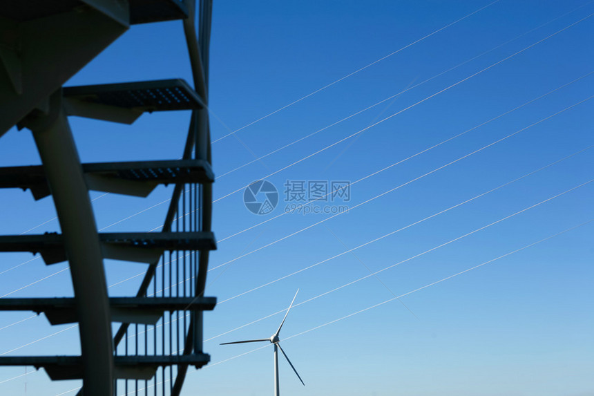 现代风车农场用于替代能源生产图片
