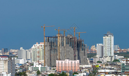 位于泰国曼谷现代城市风景中心的一个建筑工地上的起图片