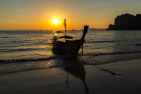 渔船在日出的剪影图片