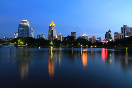 城市湖边的夜光背景图片