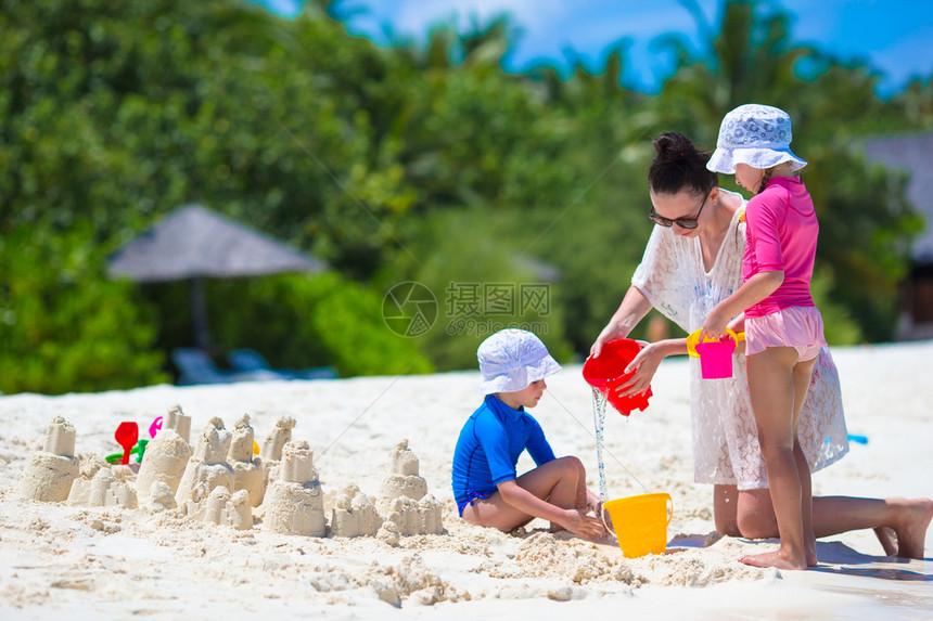 可爱小女孩和玩的开心妈妈夏季度假沙滩玩具图片
