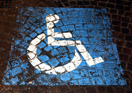 街道上涂有残疾人停车标图片