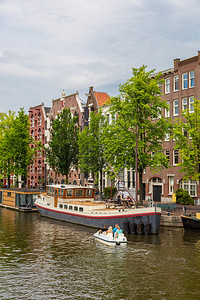 夏日荷兰阿姆斯特丹运河带船图片