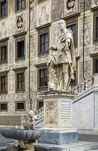 科西莫一世美第奇的雕像站在比萨骑士广场中间就在帕拉佐德拉图片