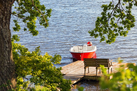 瑞典湖边停泊的红船前图片