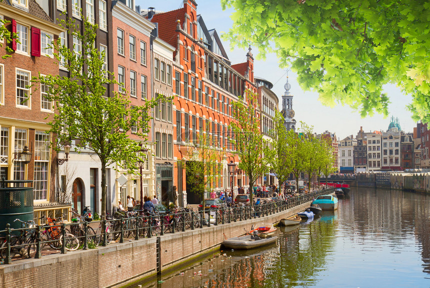 在阿姆斯特丹老城的运河夏天图片