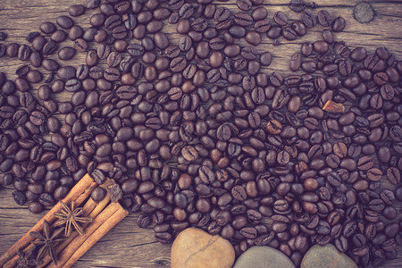 咖啡豆以木材背景图片