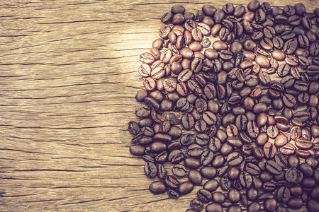 咖啡豆以木材背景图片