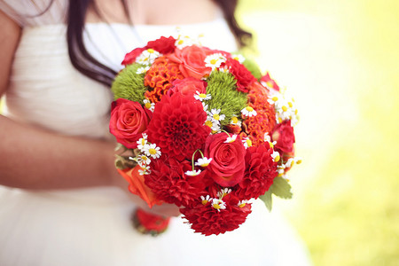 拿着红色婚礼花束的新娘图片