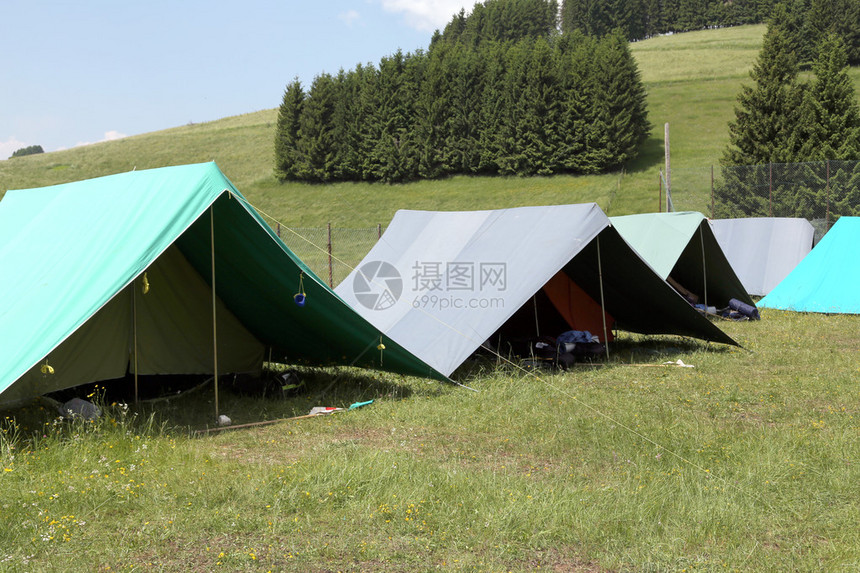 山中童子军营地的帐篷图片