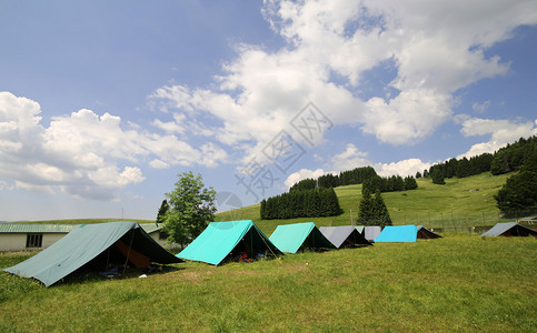 户外童子军夏令营的一排帐篷图片