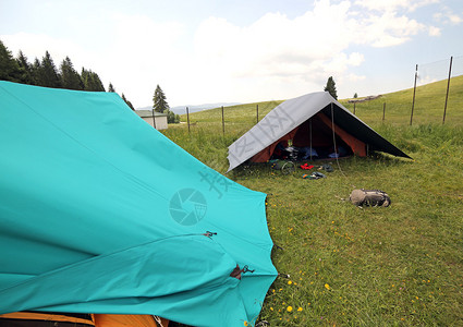 有两个大帐篷在夏令营的男图片