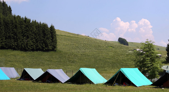 在童话山的夏日露营期间睡图片